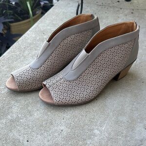 Earth Origin bootie size 10 women’s